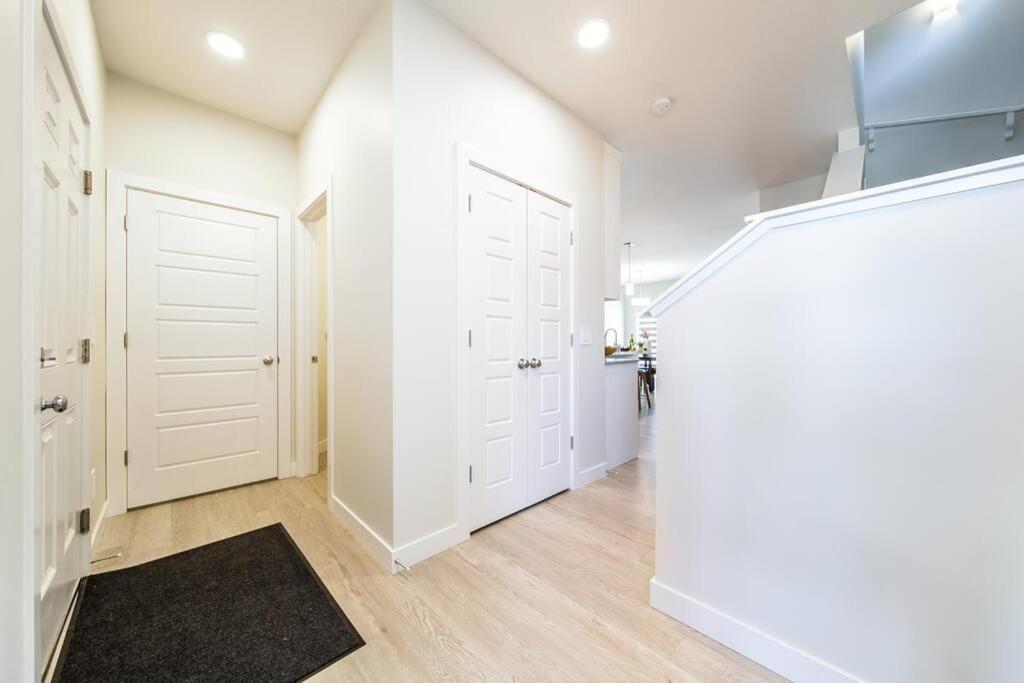 Beautiful Elegant Sleeps 10 Edmonton