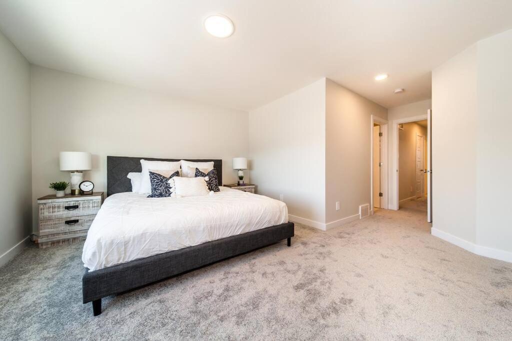 Beautiful Elegant Sleeps 10 Edmonton