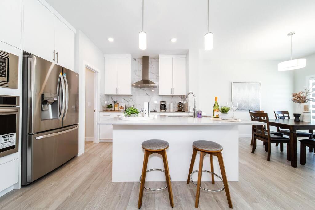 Beautiful Elegant Sleeps 10 Edmonton