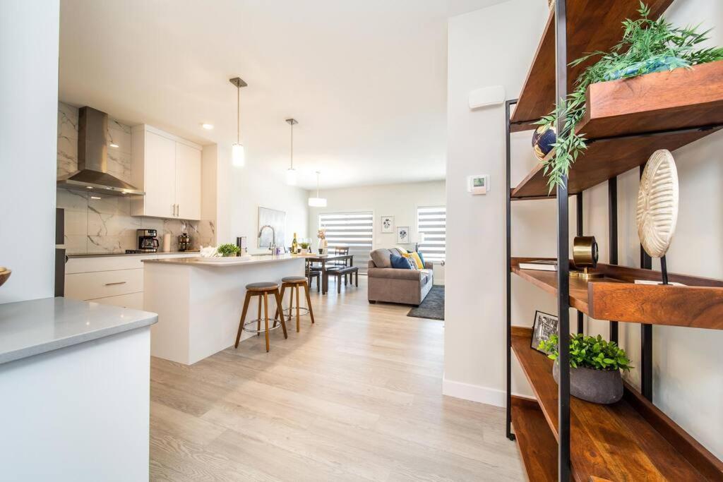 Beautiful Elegant Sleeps 10 Holiday home Edmonton