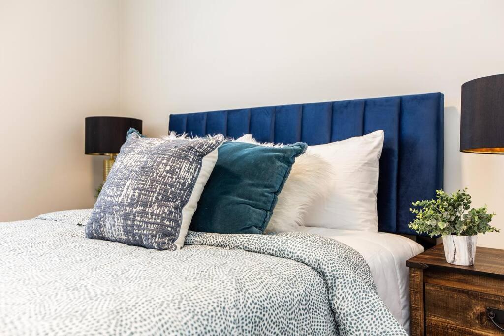 Beautiful Elegant Sleeps 10 Holiday home Edmonton