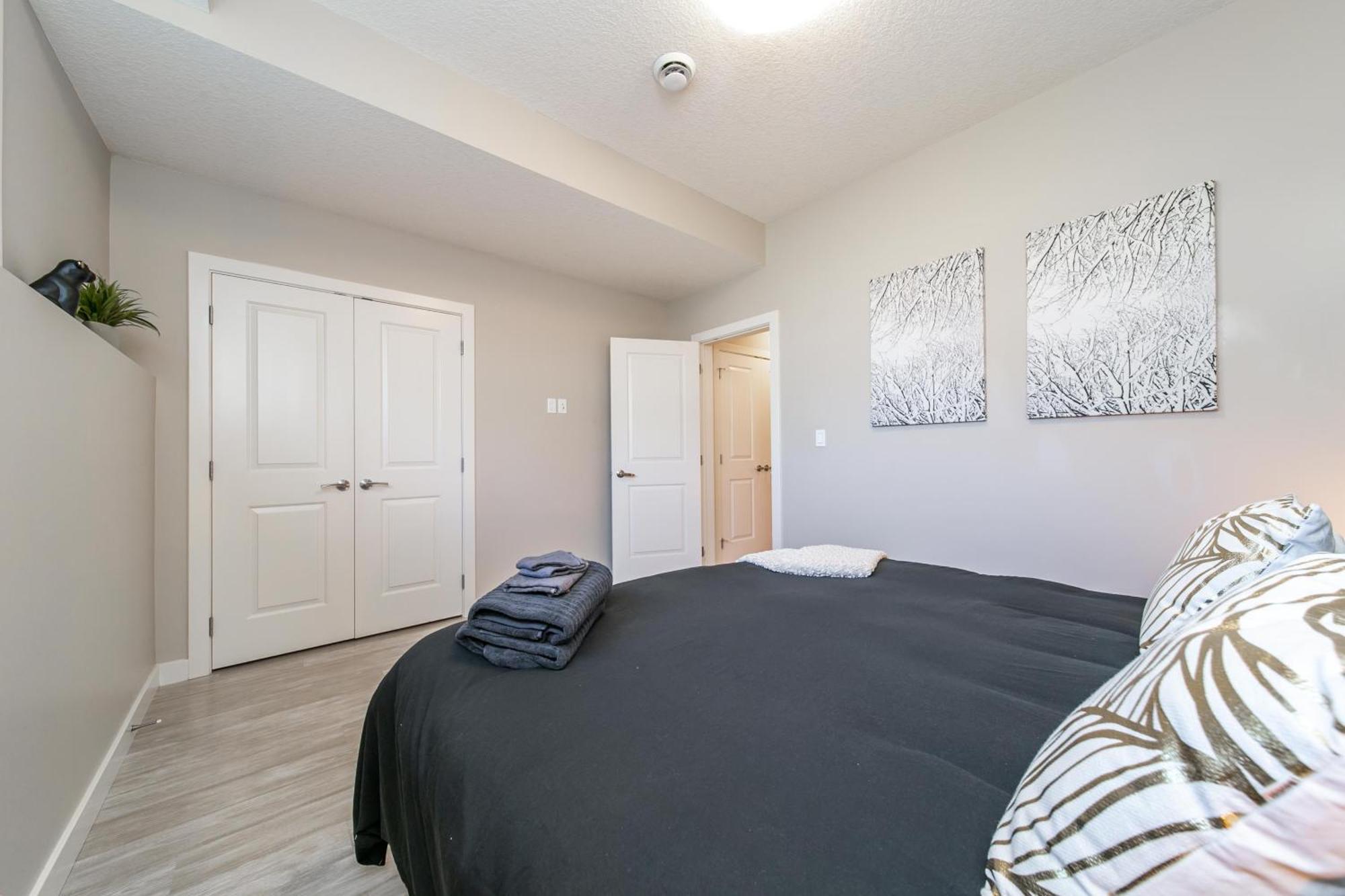 Executive - Long Welcome - Garage Parking - Free Wifi & Netflix Holiday home Edmonton