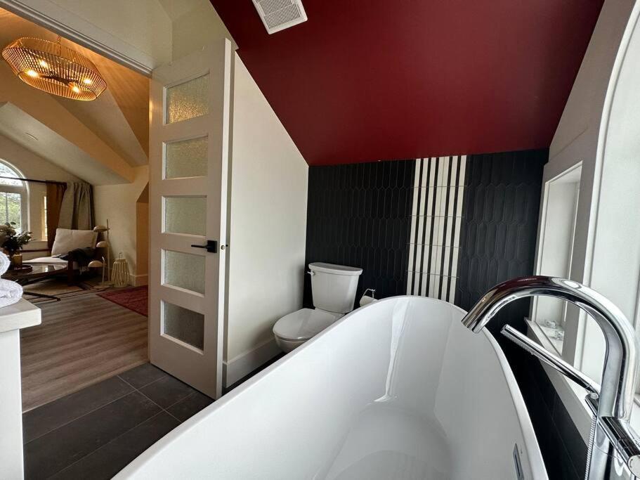Heritage-inspired - Luxe Bath & Elegant Ceilings Holiday home Edmonton