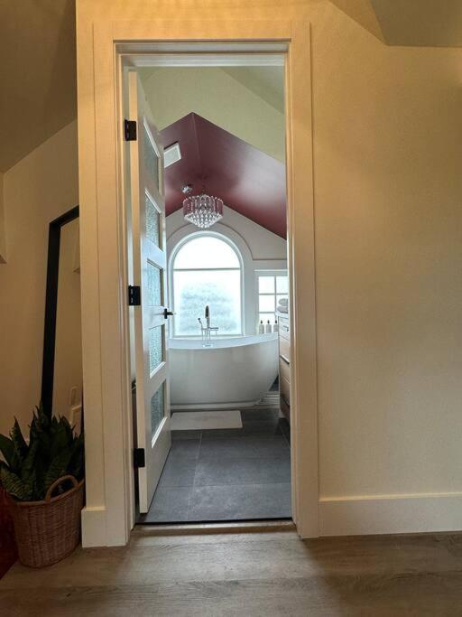 Holiday home Heritage-inspired - Luxe Bath & Elegant Ceilings Edmonton