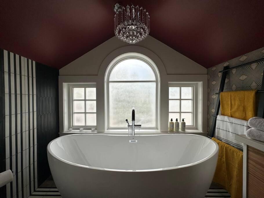 Heritage-inspired - Luxe Bath & Elegant Ceilings * Edmonton