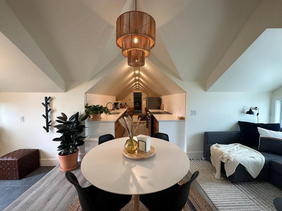 Holiday home Heritage-inspired - Luxe Bath & Elegant Ceilings *