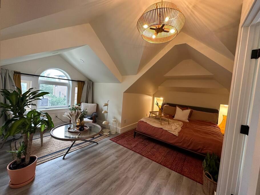 Heritage-inspired - Luxe Bath & Elegant Ceilings Holiday home Edmonton