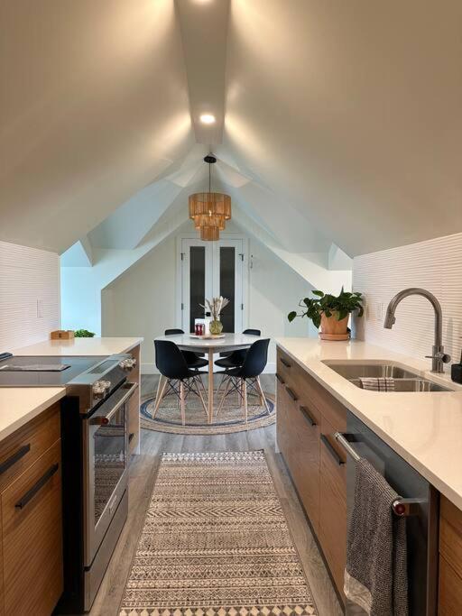 Heritage-inspired - Luxe Bath & Elegant Ceilings * Edmonton