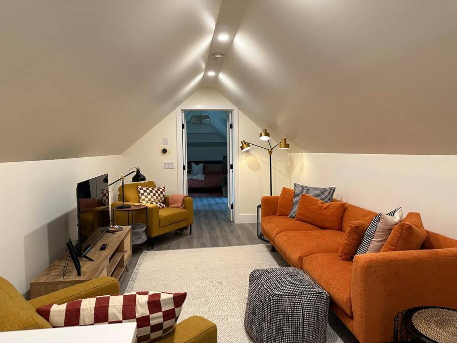 Holiday home Heritage-inspired - Luxe Bath & Elegant Ceilings
