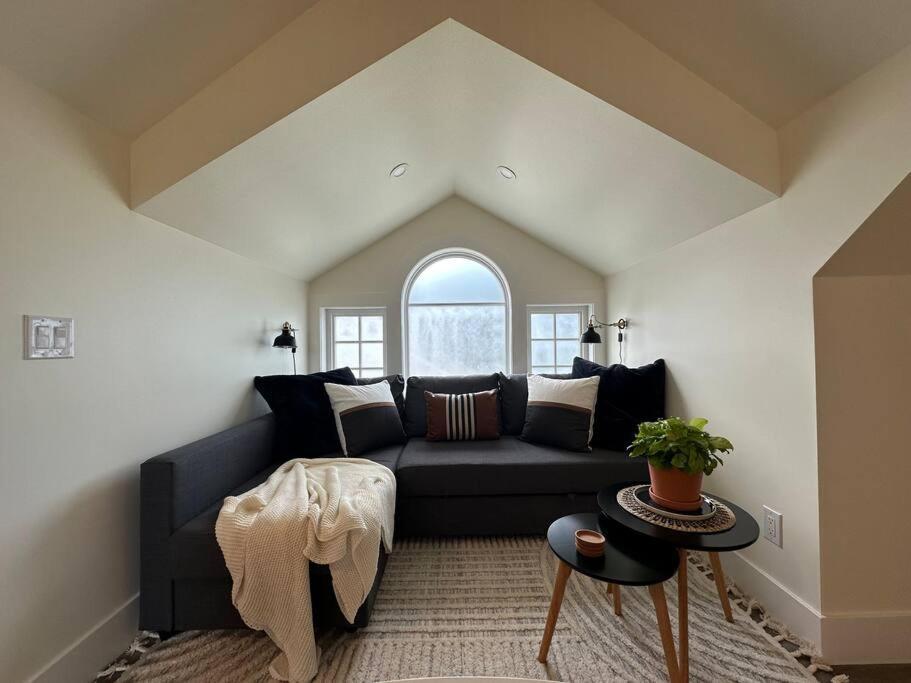 Holiday home Heritage-inspired - Luxe Bath & Elegant Ceilings *