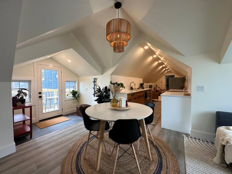 Heritage-inspired - Luxe Bath & Elegant Ceilings Holiday home Edmonton