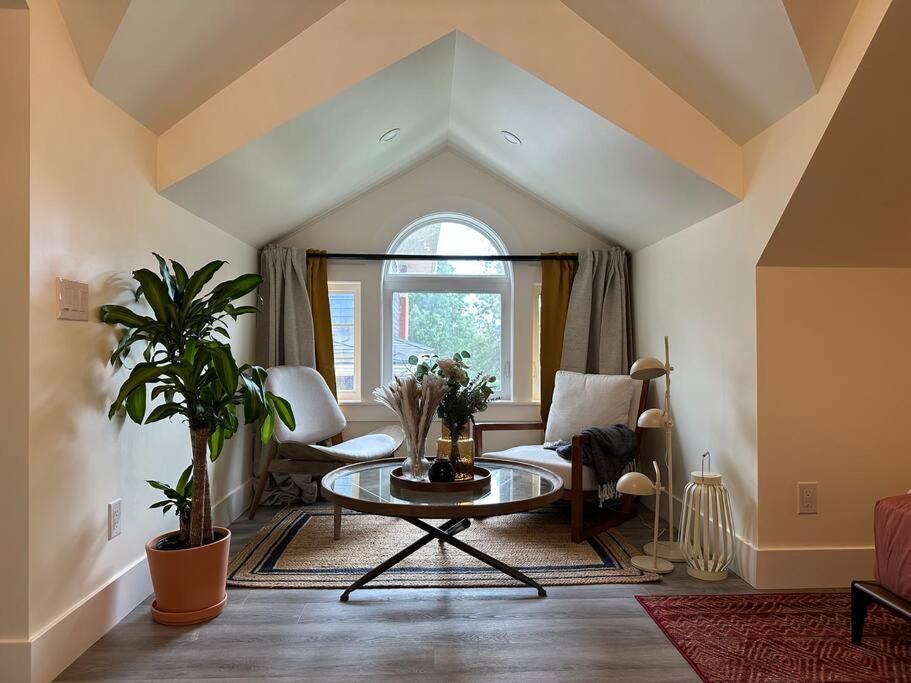 Heritage-inspired - Luxe Bath & Elegant Ceilings Holiday home Edmonton