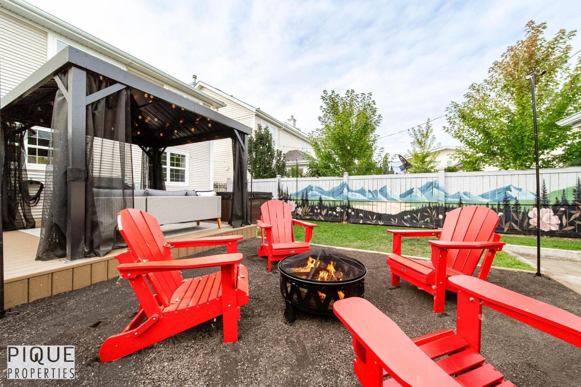 5 Bedroom Nordic Home, Pet Friendly, Garage, Wifi, Foosball! Edmonton