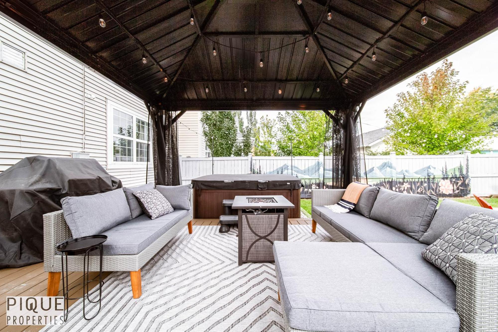 5 Bedroom Nordic Home, Pet Friendly, Garage, Wifi, Foosball! * Edmonton