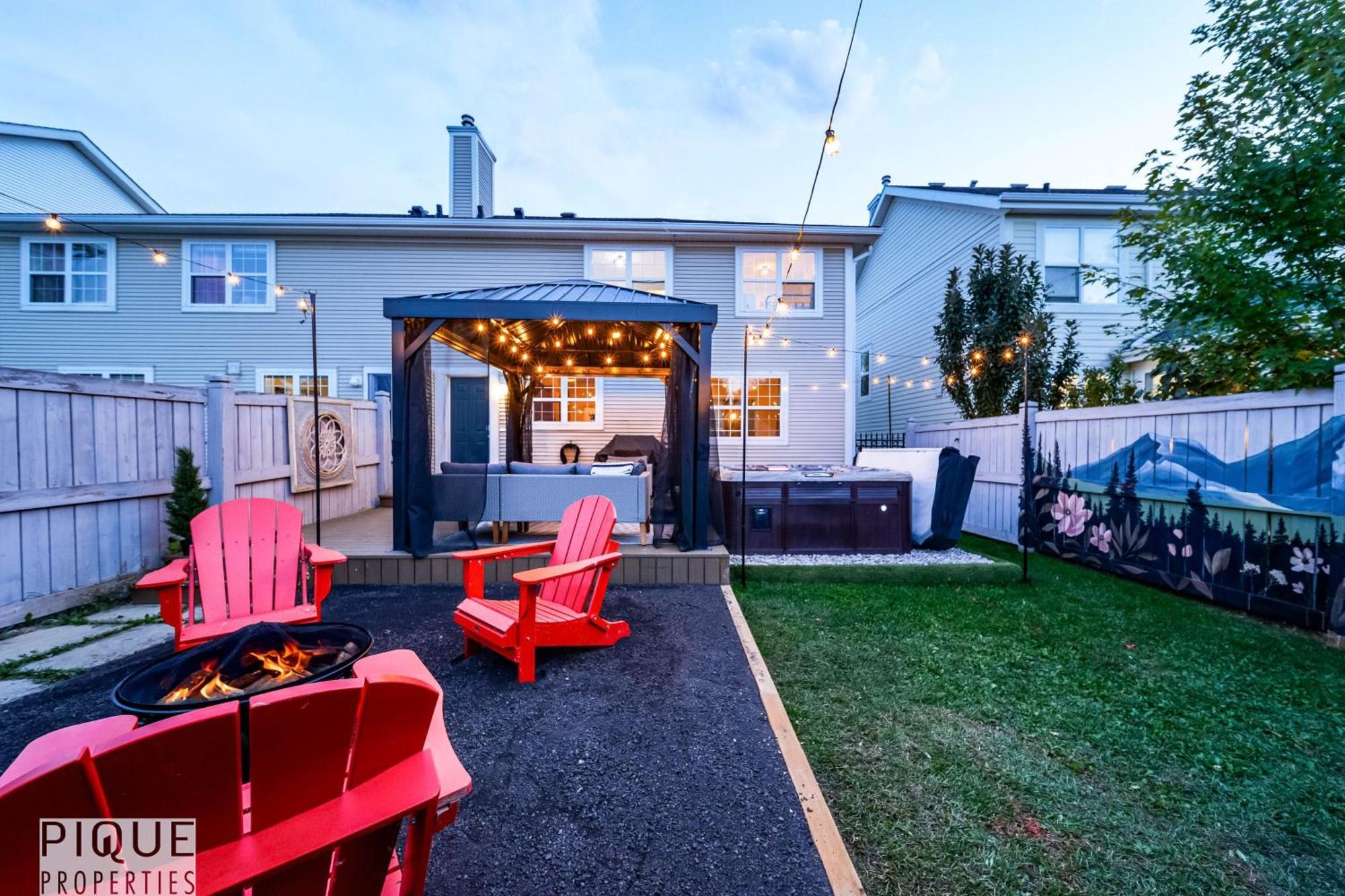 5 Bedroom Nordic Home, Pet Friendly, Garage, Wifi, Foosball! * Edmonton