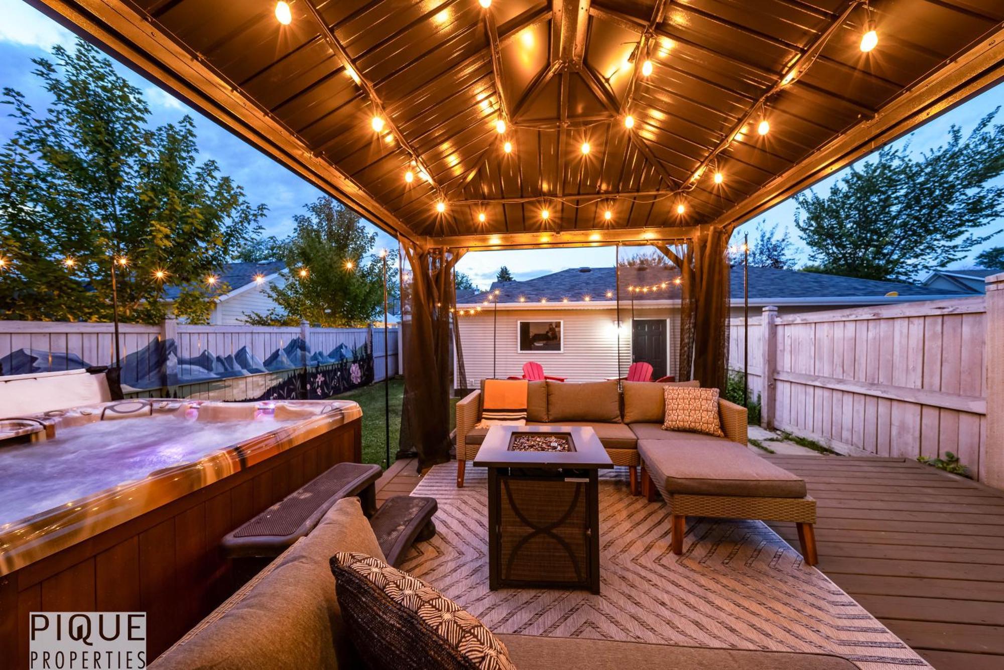 5 Bedroom Nordic Home, Pet Friendly, Garage, Wifi, Foosball! Holiday home Edmonton