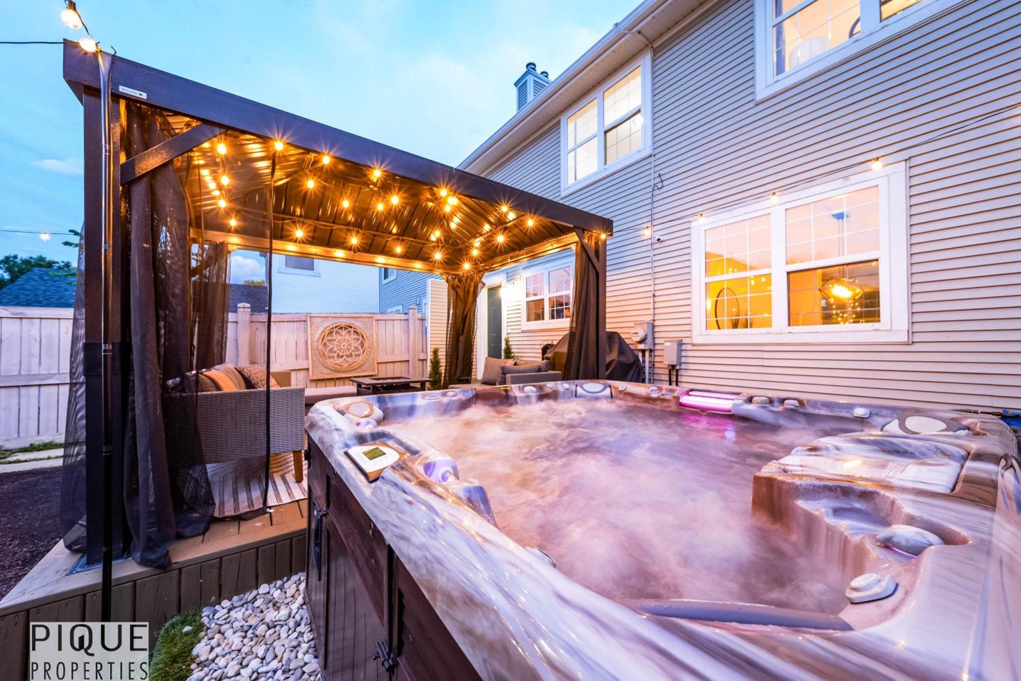 5 Bedroom Nordic Home, Pet Friendly, Garage, Wifi, Foosball! * Edmonton