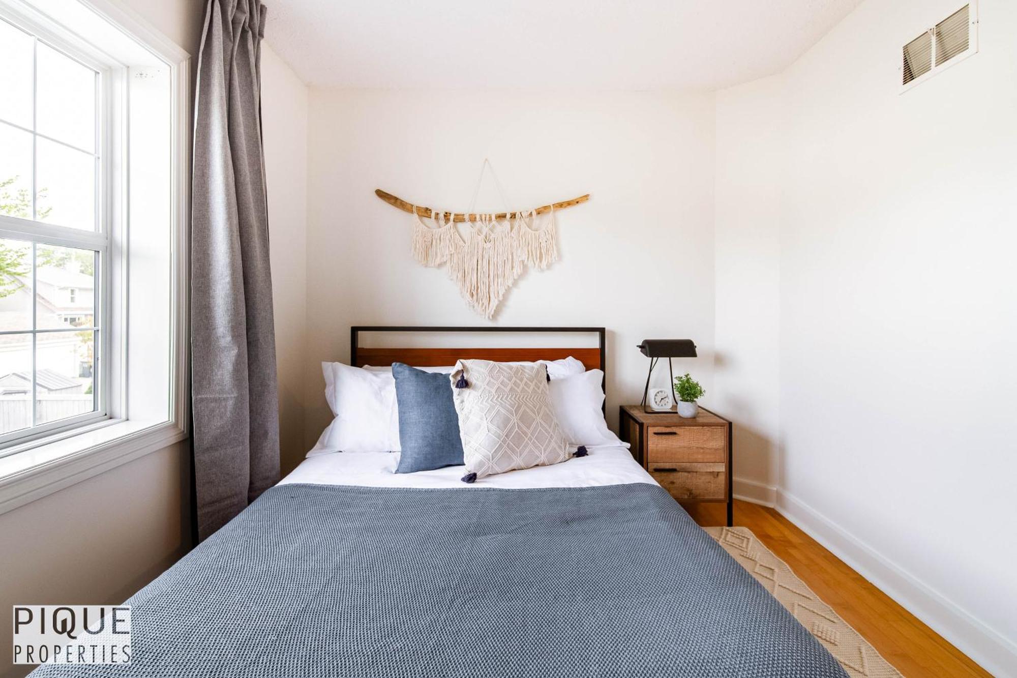 5 Bedroom Nordic Home, Pet Friendly, Garage, Wifi, Foosball! Edmonton