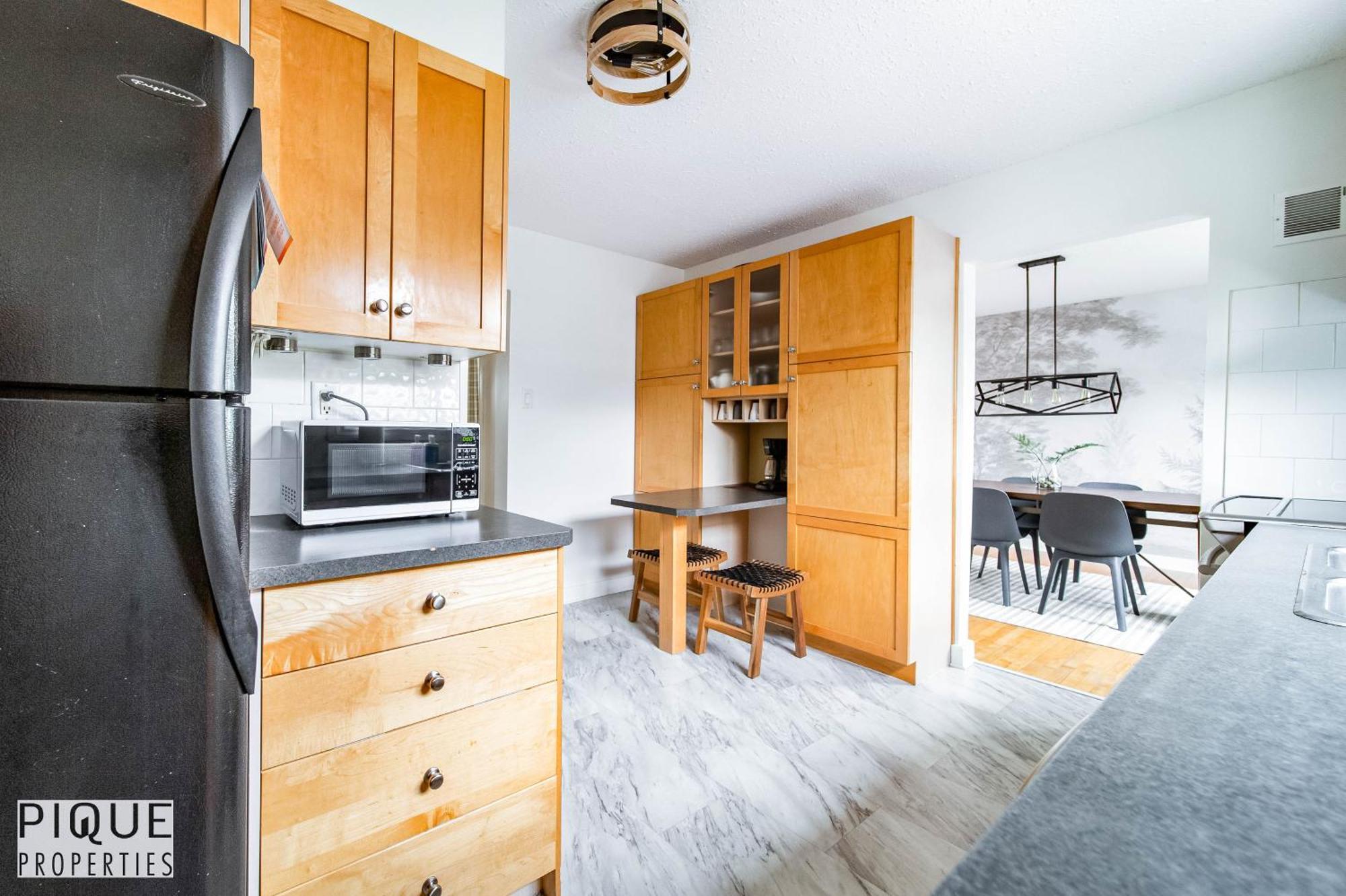 5 Bedroom Nordic Home, Pet Friendly, Garage, Wifi, Foosball! * Edmonton