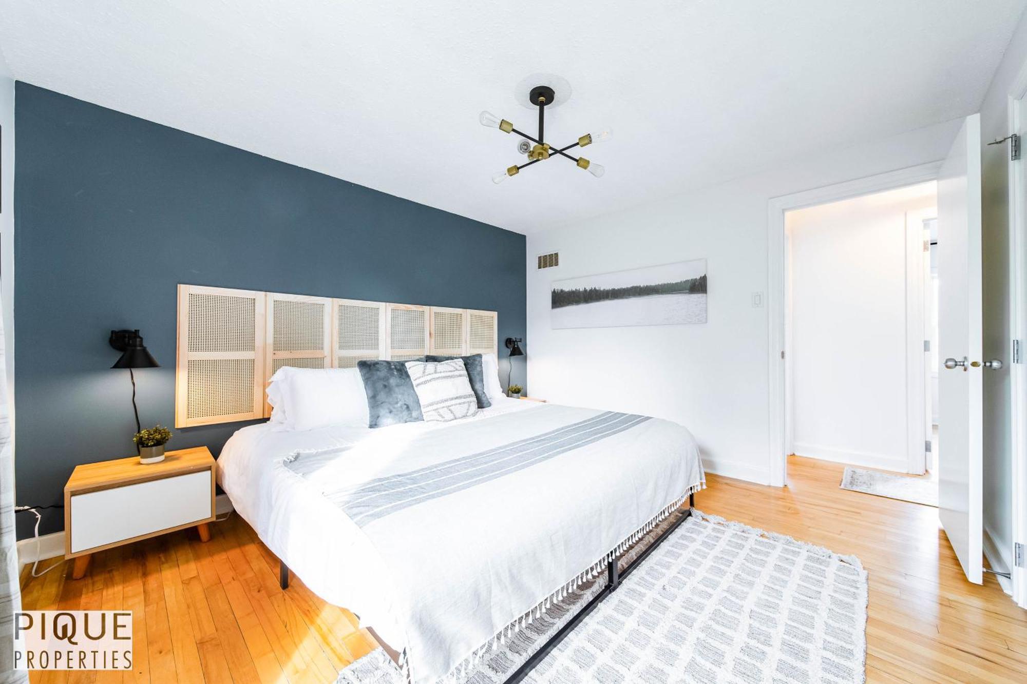 5 Bedroom Nordic Home, Pet Friendly, Garage, Wifi, Foosball! Holiday home Edmonton