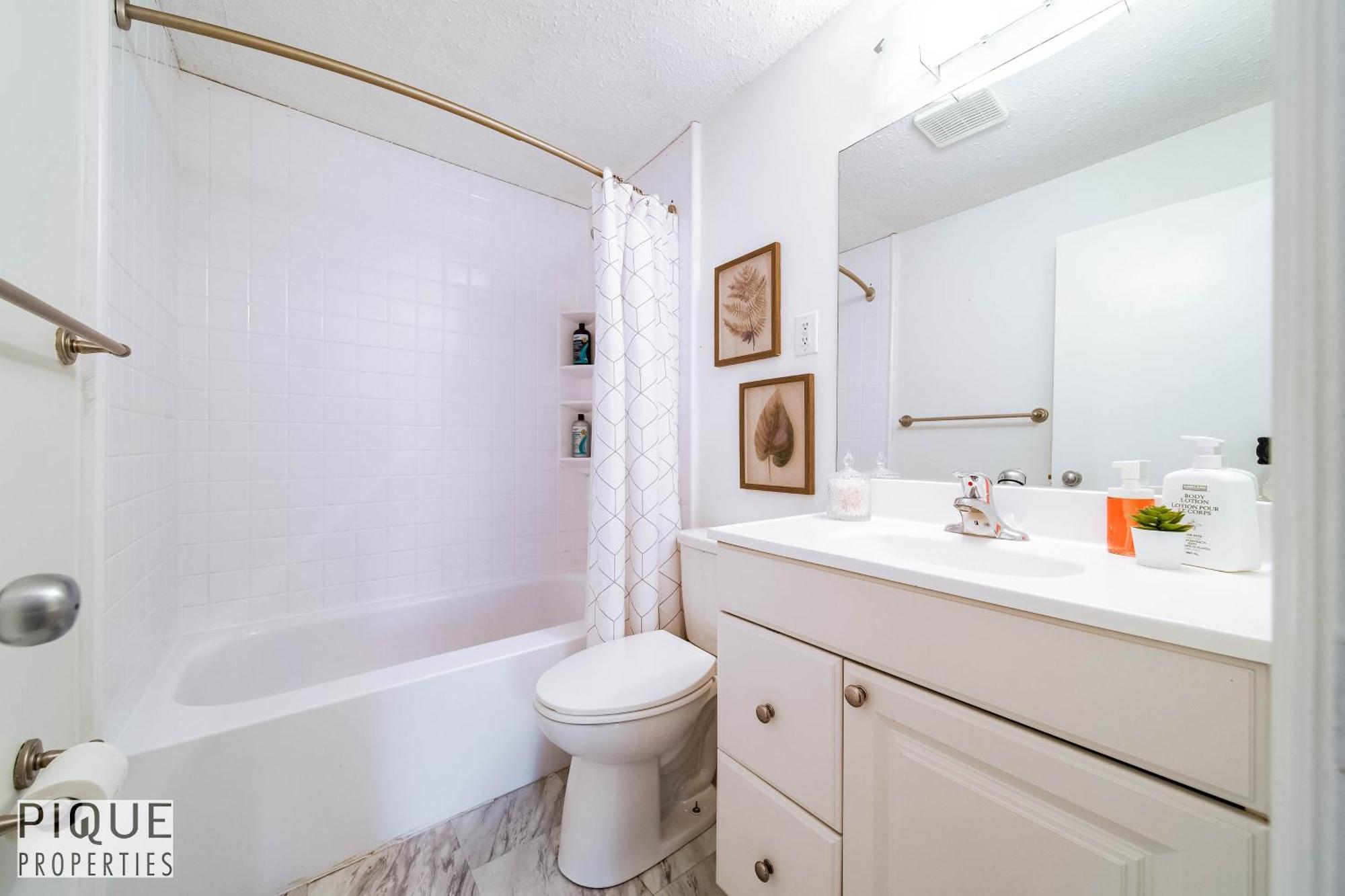 5 Bedroom Nordic Home, Pet Friendly, Garage, Wifi, Foosball! Edmonton