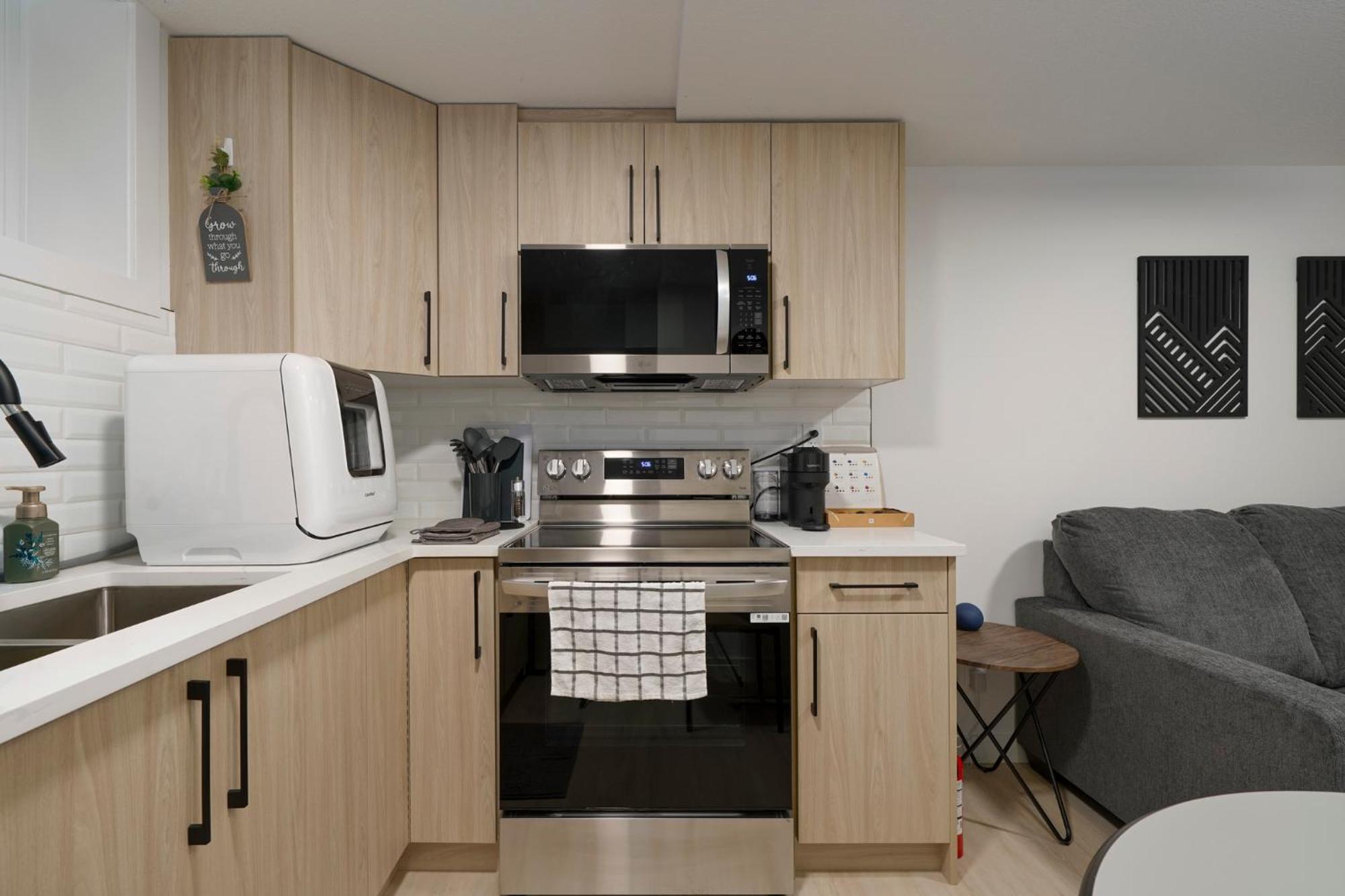 Modern Suite By Royal Alexandra Hospital L Free Parking Wifi Netflix Edmonton