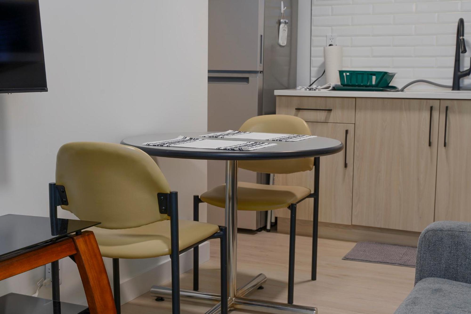 Modern Suite By Royal Alexandra Hospital L Free Parking Wifi Netflix Apartment Edmonton