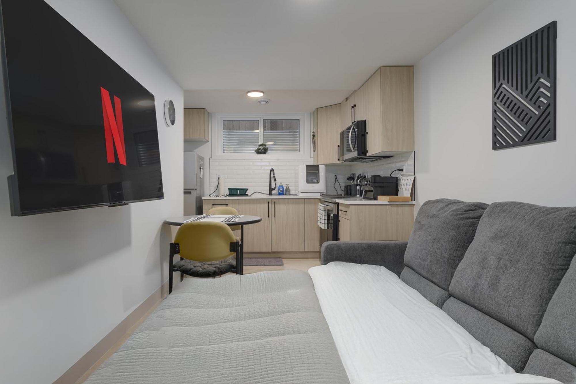 Modern Suite By Royal Alexandra Hospital L Free Parking Wifi Netflix Edmonton