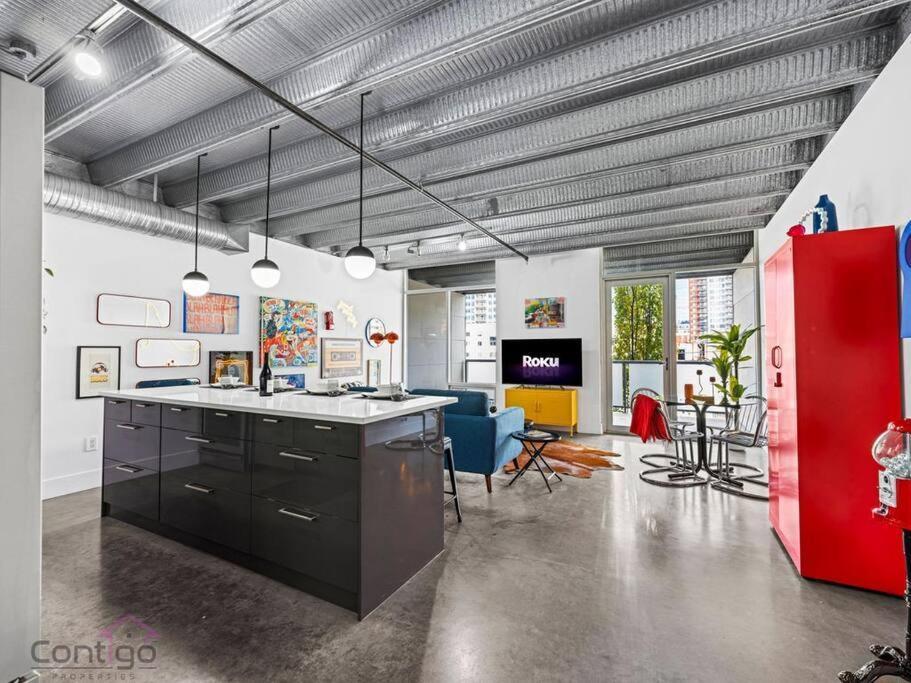 Urban Pop Loft, Near Ice District, Ug Parking Apartment Edmonton