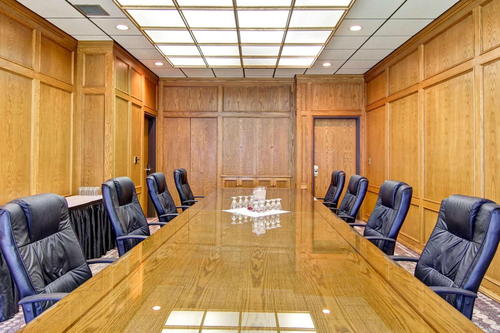 Radisson & Conference Centre Hotel 3*