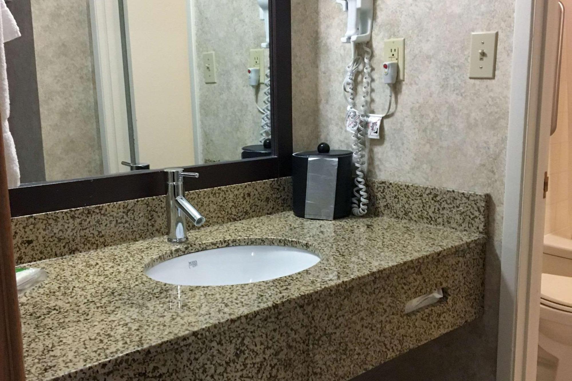 Radisson & Conference Centre Hotel 3*