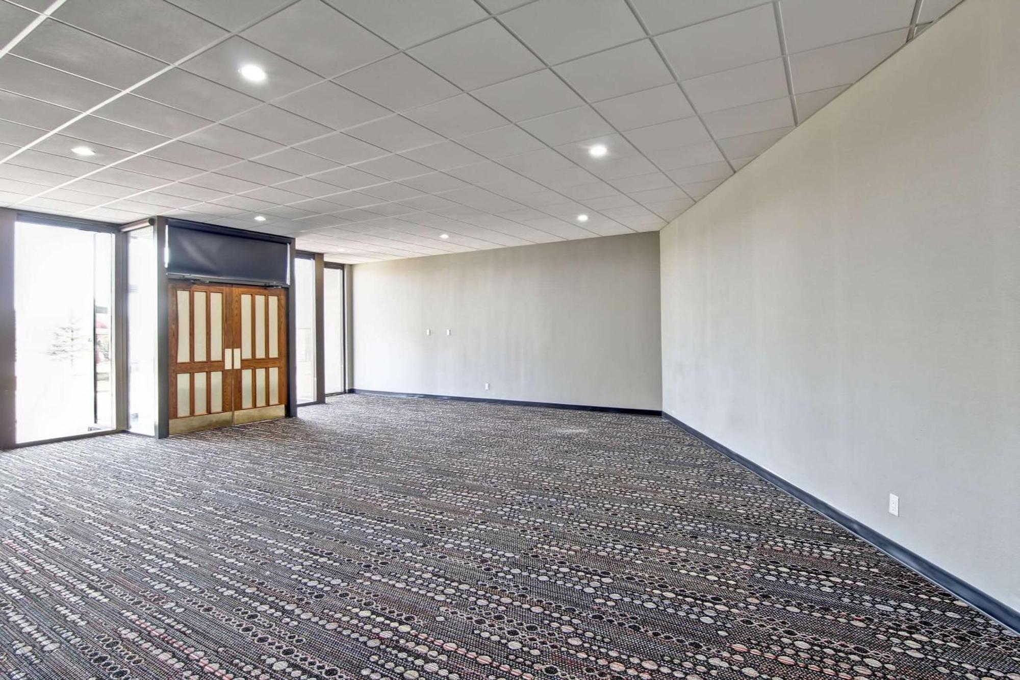 Radisson & Conference Centre Hotel 3*