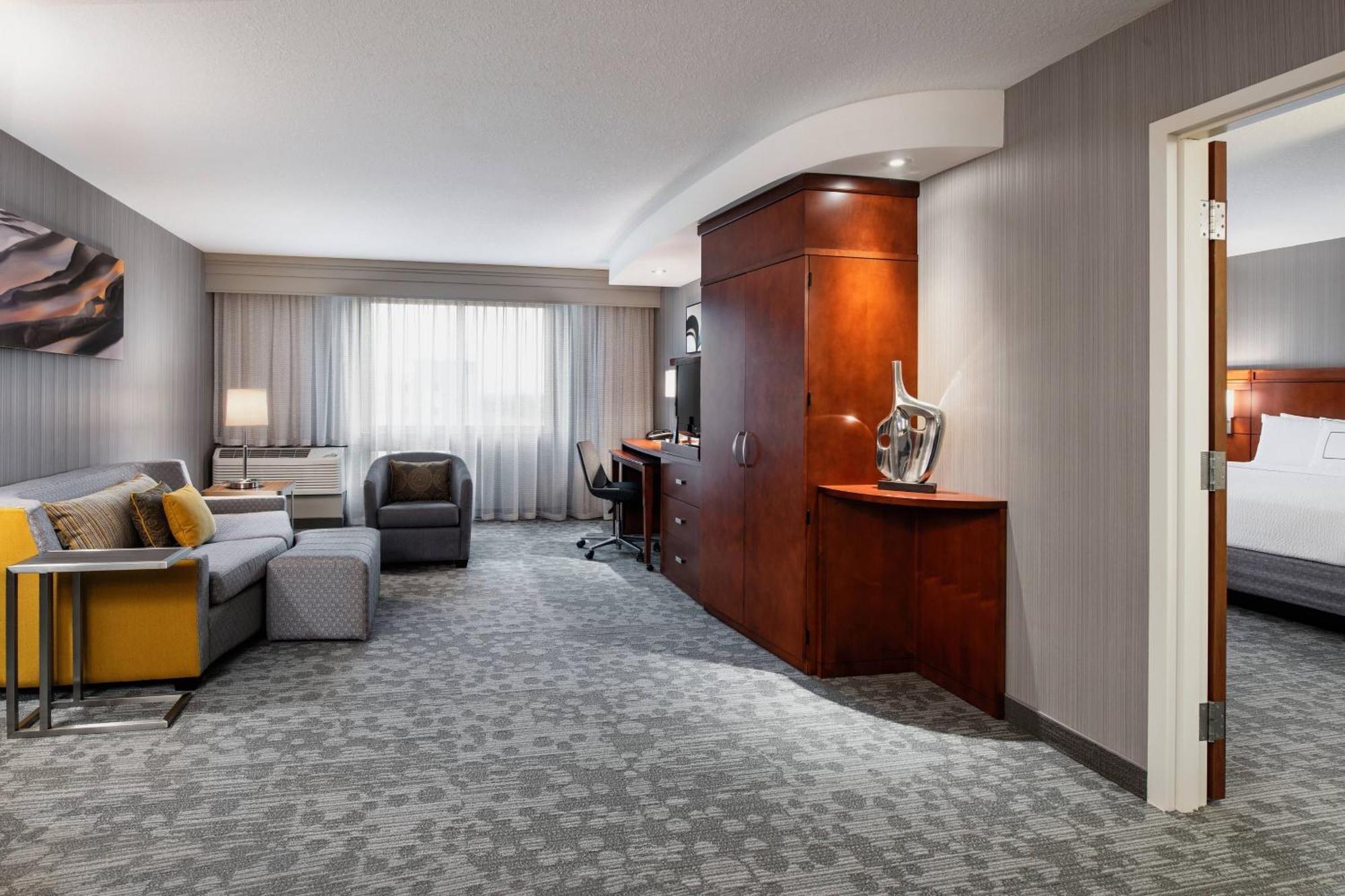 Courtyard By Marriott West Hotel Edmonton