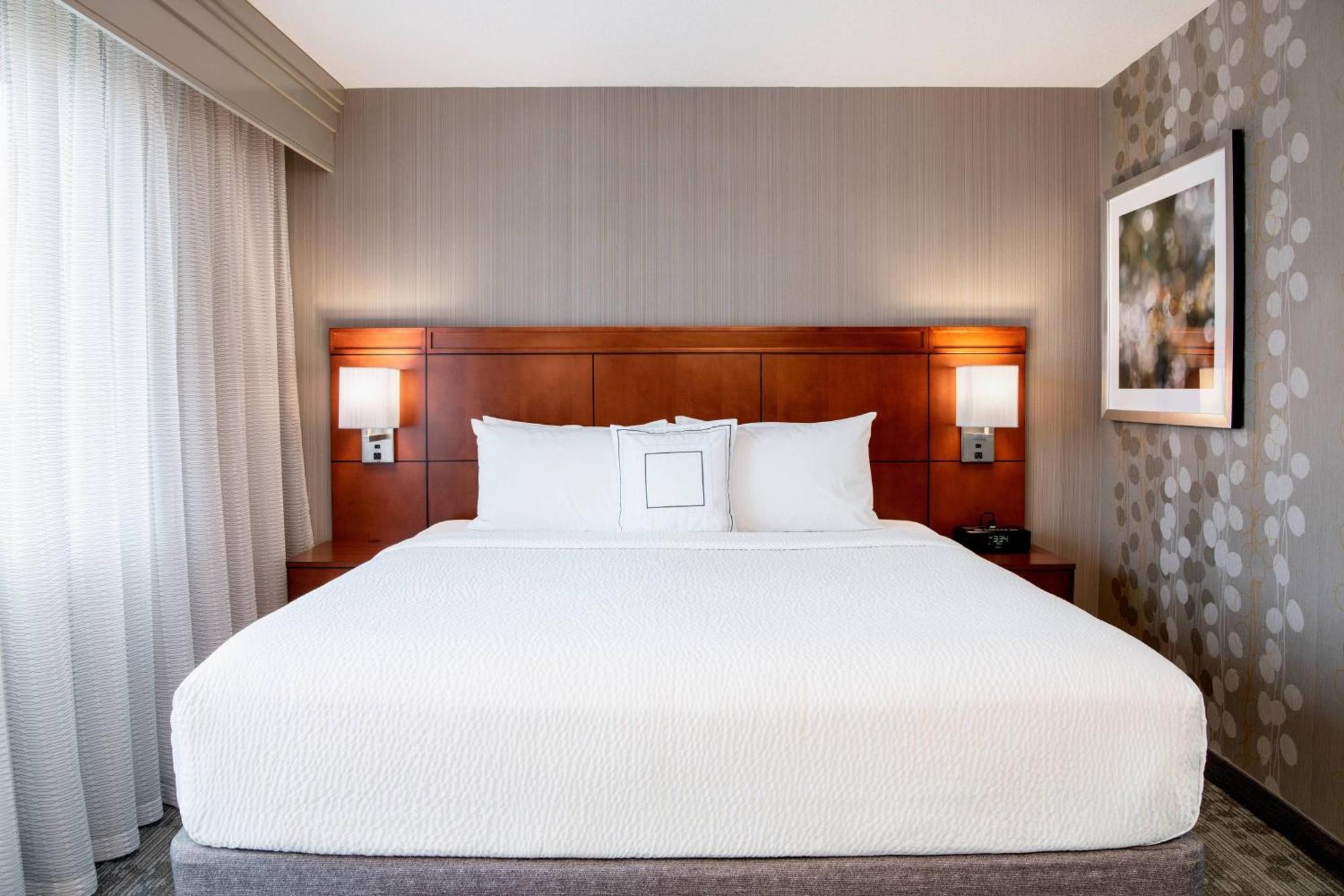 Courtyard By Marriott West Hotel