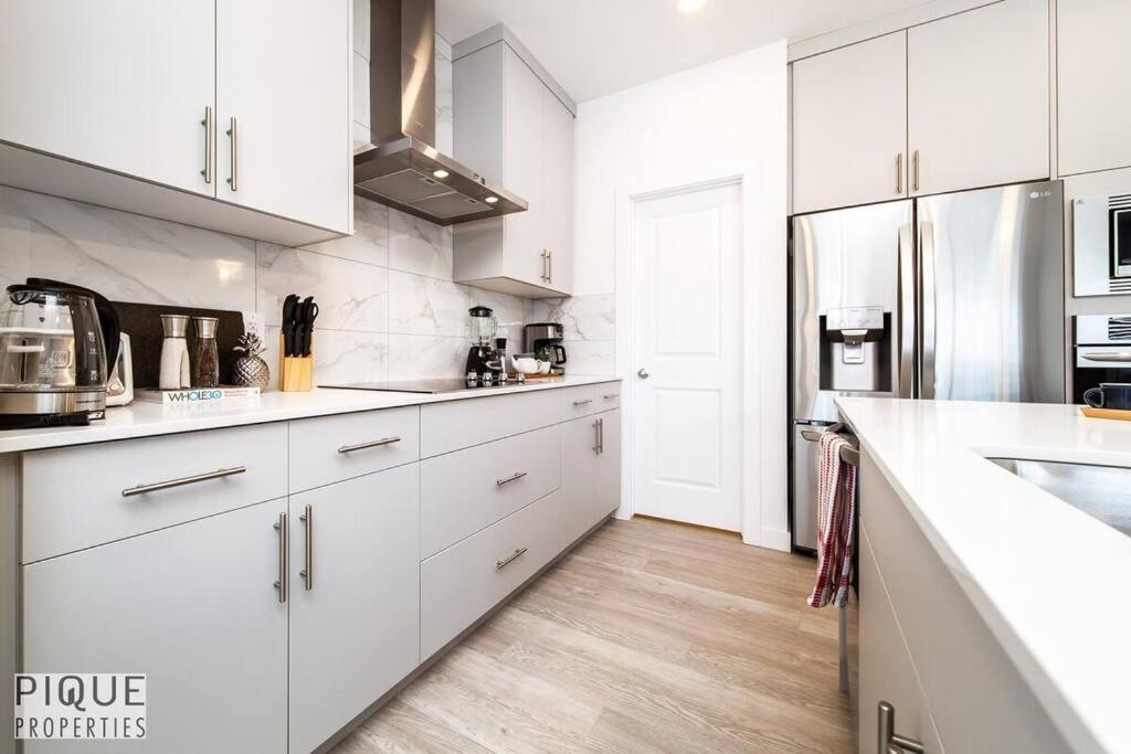 Modern Executive Home-sleeps12-kingbeds-fullhouse Apartment *