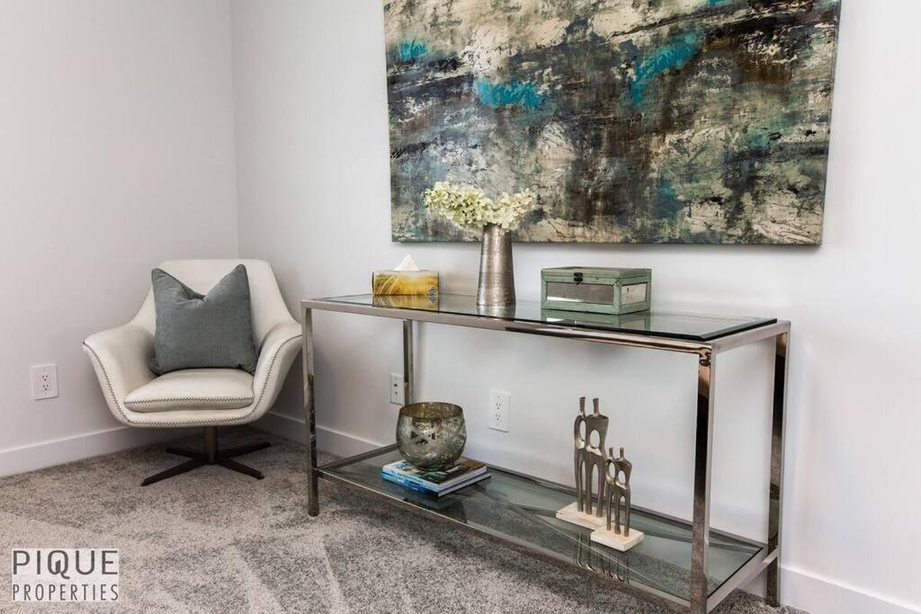 Modern Executive Home-sleeps12-kingbeds-fullhouse Apartment