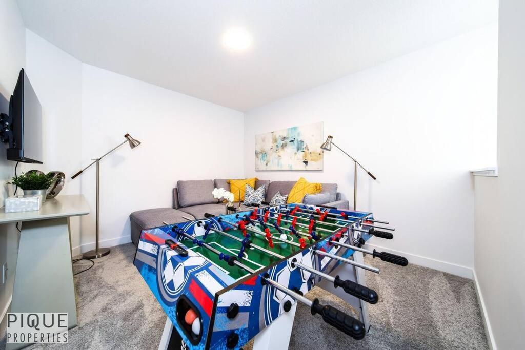 Modern Executive Home-sleeps12-kingbeds-fullhouse Apartment Edmonton