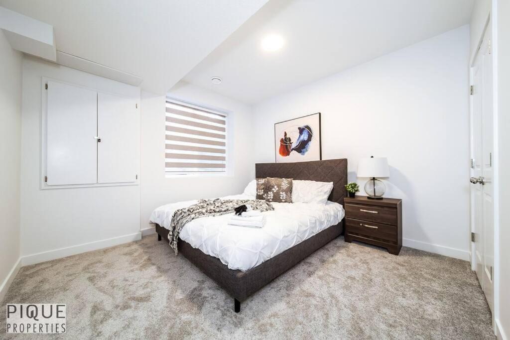 Apartment Modern Executive Home-sleeps12-kingbeds-fullhouse Edmonton