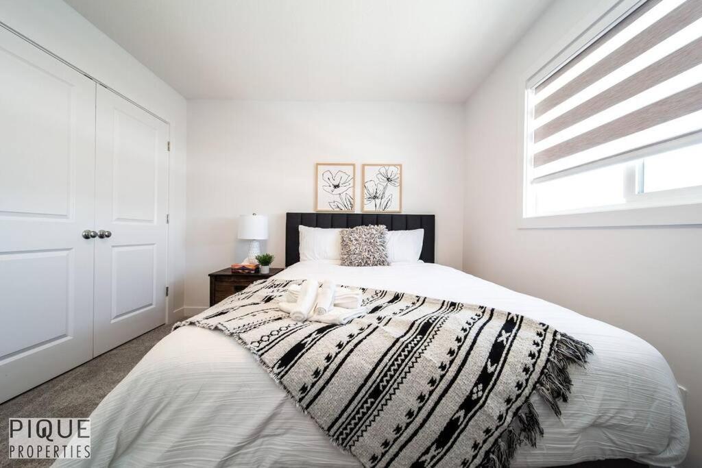 Modern Executive Home-sleeps12-kingbeds-fullhouse Apartment Edmonton