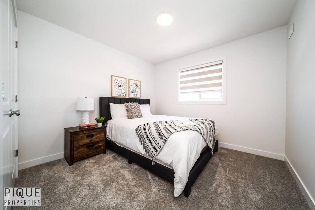 Modern Executive Home-sleeps12-kingbeds-fullhouse *