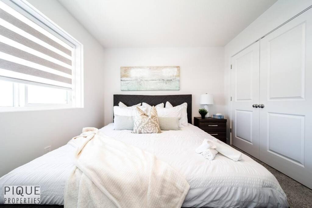 Modern Executive Home-sleeps12-kingbeds-fullhouse Apartment