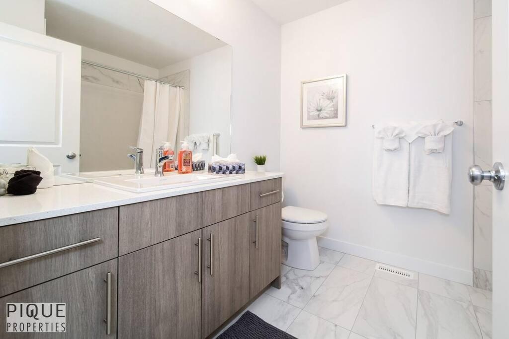 Modern Executive Home-sleeps12-kingbeds-fullhouse Apartment Edmonton