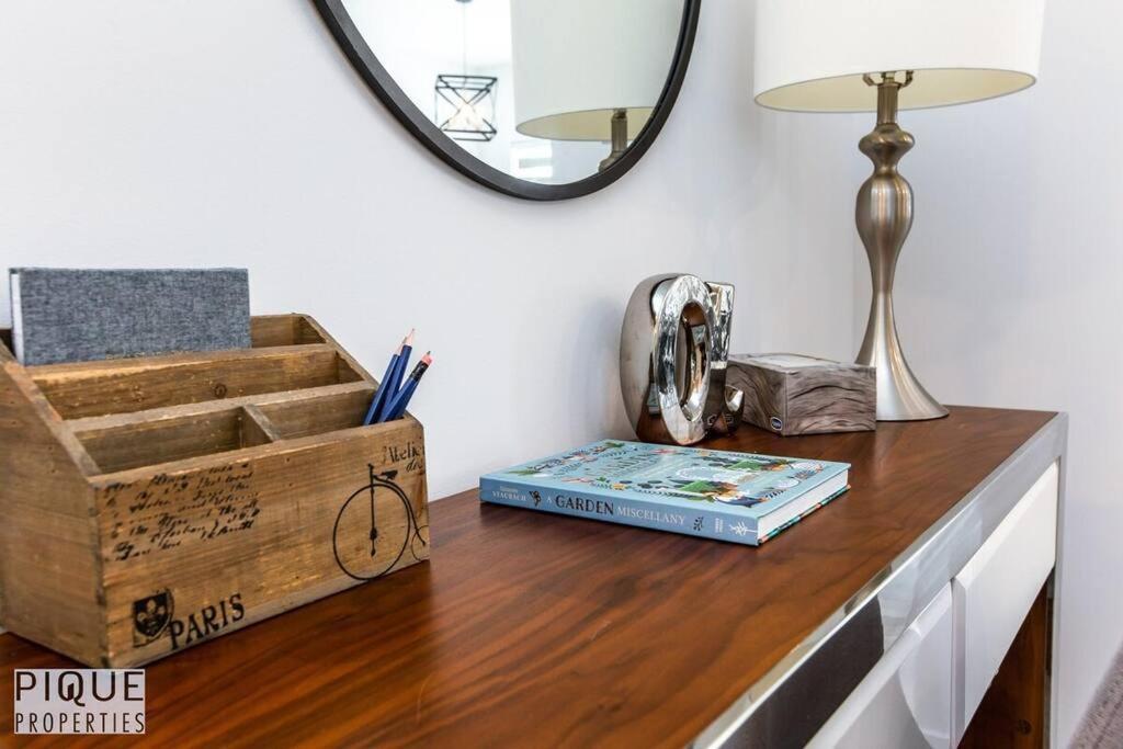 Apartment Modern Executive Home-sleeps12-kingbeds-fullhouse Edmonton