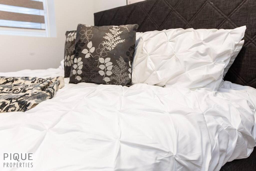 Modern Executive Home-sleeps12-kingbeds-fullhouse Edmonton