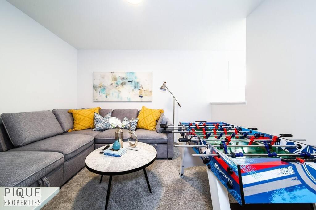 Modern Executive Home-sleeps12-kingbeds-fullhouse * Edmonton