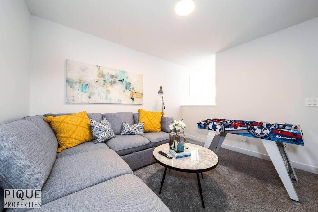 Modern Executive Home-sleeps12-kingbeds-fullhouse Apartment