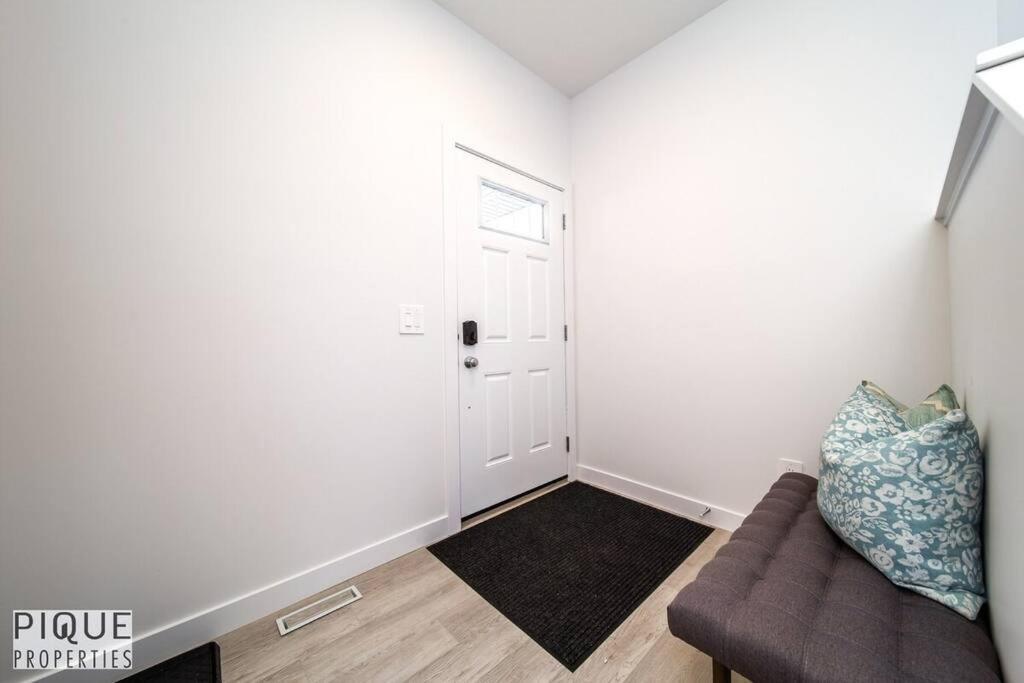 Apartment Modern Executive Home-sleeps12-kingbeds-fullhouse