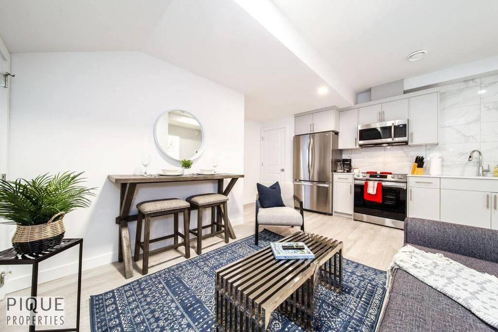 Apartment Modern Executive Home-sleeps12-kingbeds-fullhouse Edmonton