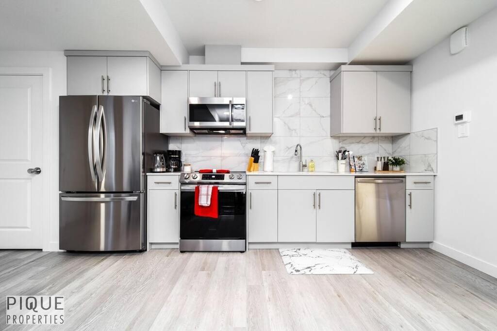 Modern Executive Home-sleeps12-kingbeds-fullhouse Edmonton