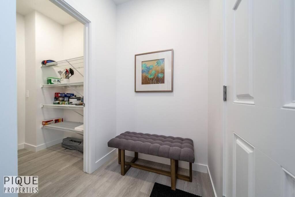 Modern Executive Home-sleeps12-kingbeds-fullhouse * Edmonton